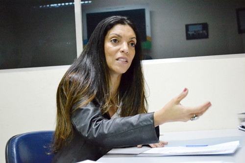 A secretária Patrícia Cordeiro anuncia a oficina (Foto: Divulgação)