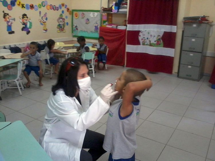 A equipe do Programa Dentinho Saudável retornou nesta segunda-feira (1º) à Creche João Perdecene, na Lapa, onde foi feita uma avaliação odontológica nas crianças (Foto: secom)