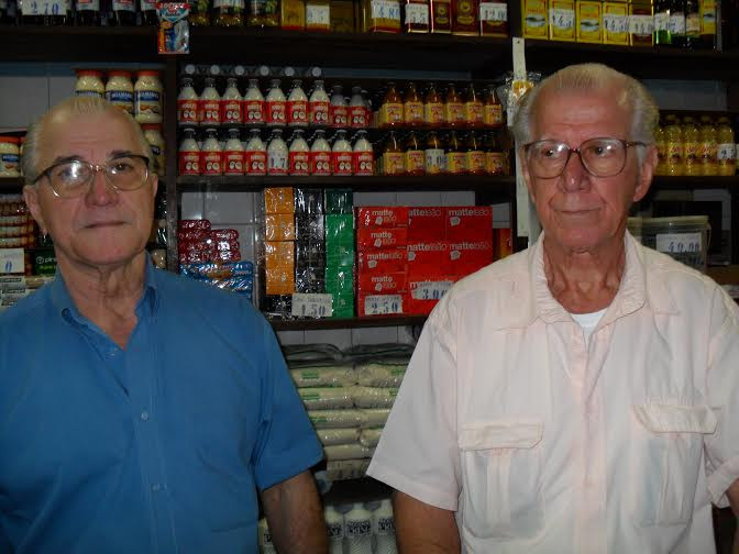 Os irmãos Jacildo (E) e José Ribeiro (D) dividem as responsabilidades pelo bom atendimento aos fregueses (Foto: Divulgação)
