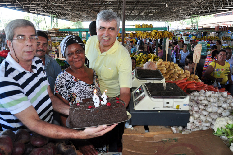 O secretário de Agricultura, Eduardo Crespo, recebeu os convidados. ?Este é um momento histórico em que comemoramos os 93 anos do Mercado, lembrando do passado, mas principalmente pensando no futuro, que reserva novidades, com a ampla reforma, q (Foto: César Ferreira)