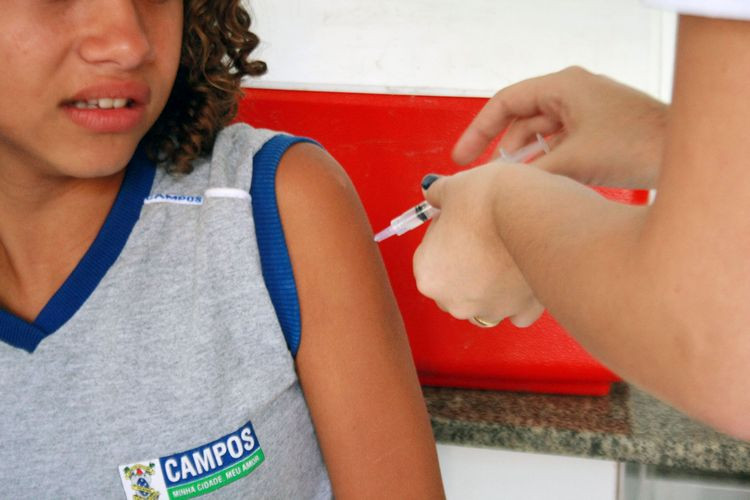 Meninos e meninas da Escola Municipal Felício Sarlo, em Morro do Coco, serão vacinados contra o vírus do papiloma humano (HPV) nesta terça-feira (Foto: Divulgação)