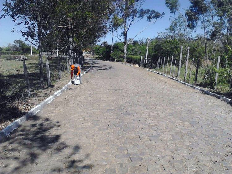 Equipe padrão de limpeza atua na localidade de Cupim. (Foto: Divulgação)