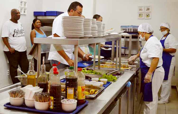 Com o objetivo de melhorar o atendimento aos servidores e acompanhantes de pacientes, o espaço do refeitório do Hospital Ferreira Machado foi ampliado (Foto: Divulgação)