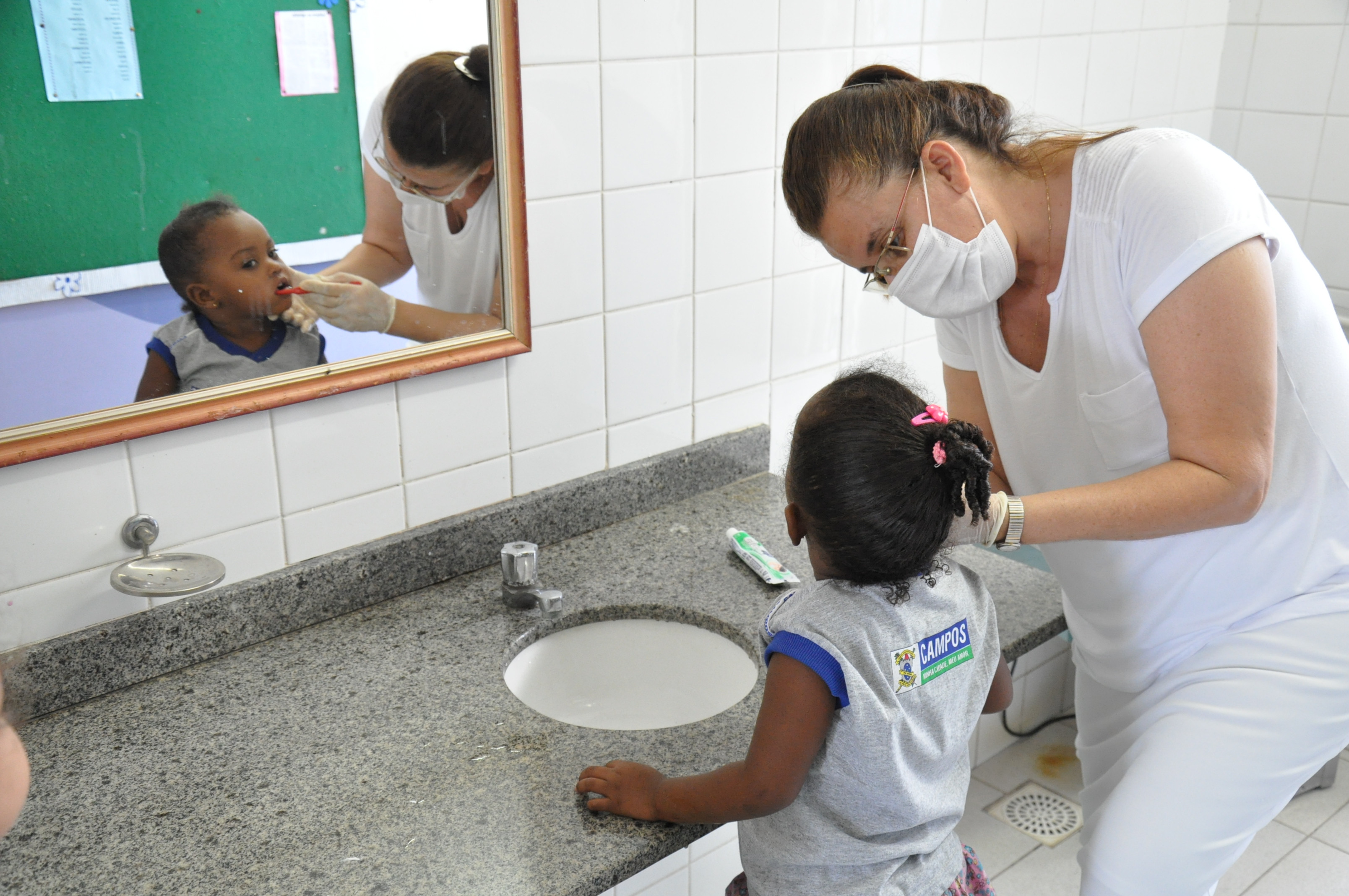 As crianças aprendem a escovar os dentes corretamente, com a equipe do proejeto (Foto: Secom)