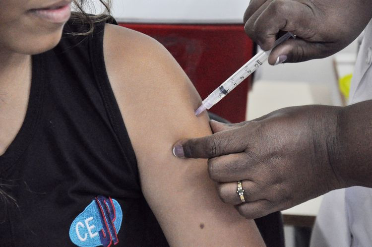 Campos continua vacinando meninos e meninas contra HPV. (Foto: Secom)