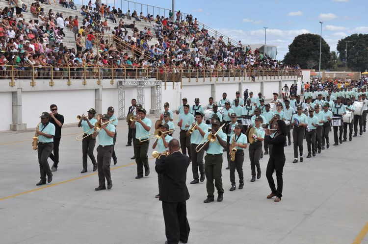 A Fundação Municipal da Infância e da Juventude (FMIJ) criou este ano a Banda da Guarda Mirim de Campos e 55 adolescentes com idades entre 15 e 17 anos estão estudando música nas oficinas do programa (Foto: Antônio Leudo)
