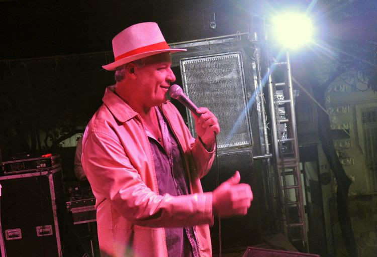 O cantor Zazal se apresenta na Festa de Nossa Senhora do Rosário, em Campos Limpo, na segunda-feira (Foto: Antônio Leudo)