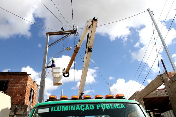 A troca de lâmpadas e os reparos em bairros e distritos de Campos são realizados diariamente por 10 equipes da Superintendência de Iluminação Pública (Foto: divulgação)