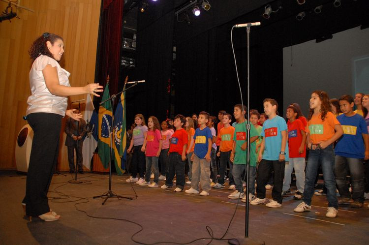 A Fundação Cultural Jornalista Oswaldo Lima promove neste sábado (25), às 20h, no Teatro Municipal Trianon, o tradicional Encontro de Coros. Com entrada franca, o espetáculo realiza uma grande reunião dos grupos de canto coral do município (Foto: secom)