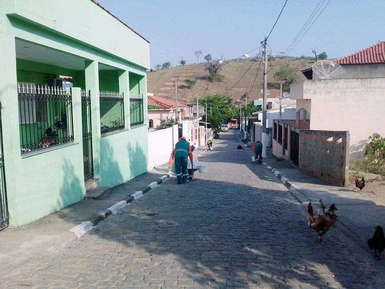 Equipes da Secretaria de Limpeza Pública, Praças e Jardins realizam serviços, como varrição, roçada de vegetação, capina, pintura de postes e meio fio, nos bairros, localidades e distritos, como Morro do Coco (Foto: Divulgação)