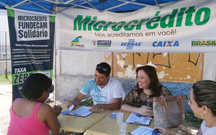 Agentes do Programa de Microcrédito do Fundo de Desenvolvimento de Campos Fundecam, em parceria com Vigilância Sanitária, estiveram na Penha nesta quinta-feira, para orientar e capacitar os comerciantes do bairro (Foto: divulgação)