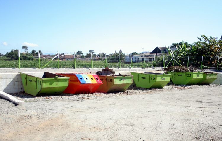 Os Peves são entulhódromos onde as pessoas podem levar todo o lixo seco (material reciclado) e úmido. (Foto: Roberto Joia)
