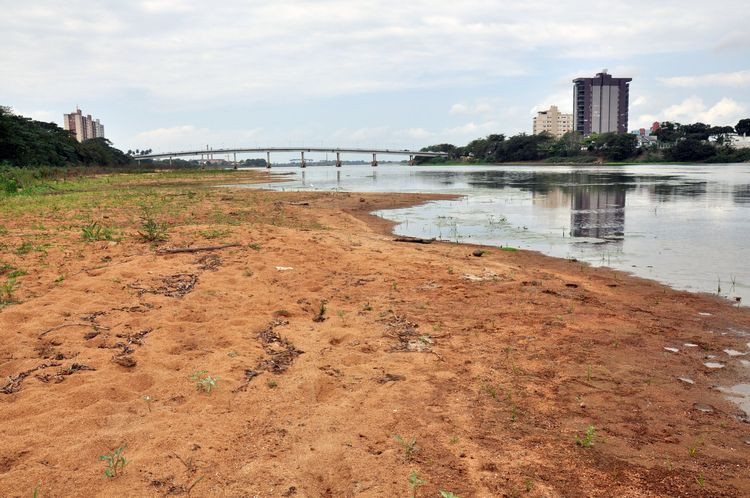 O nível do Rio Paraíba, em Campos tem se mantido muito baixo e nesta quarta-feira, estava em 4,65 metros (Foto: Antônio Leudo)