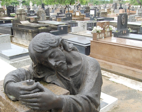 Em parte das sepulturas, estão esculturas remetem a anjos, Nossa Senhora e Jesus (Foto: Antonio Leudo)