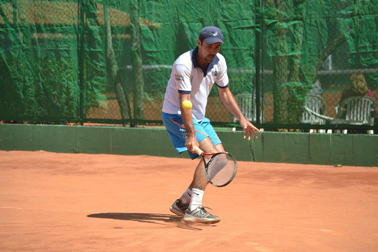 O tenista Diharley Rosa, de 37 anos, beneficiado pelo Programa Bolsa Atleta, da Fundação Municipal de Esportes FME, voltou a brilhar no último final de semana, quando conquistou o Torneio Aberto de Outeiro, no município de Cardoso Moreira (Foto: divulgação)