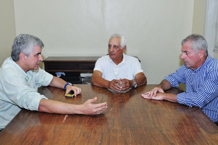 O secretário de Agricultura, Eduardo Crespo, esteve reunido com o deputado federal e presidente da Comissão de Agricultura, Pecuária e Desenvolvimento Rural, Paulo Feijó, e com o ex-deputado Major Almeida, nesta segunda-feira (Foto: César Ferreira)