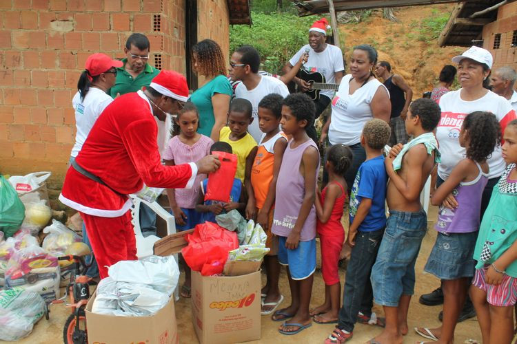 Segundo a assistente social e coordenadora de Cursos da Igualdade Racial, Elienay Rodrigues, a primeira vez que a comunidade viu o Papai Noel foi há três anos, por se tratar de uma localidade isolada (Foto: secom)