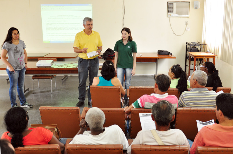 Os produtores tiraram dúvidas sobre a documentação exigida, valores, transporte dos alimentos, entre outras questões (Foto: César Ferreira)