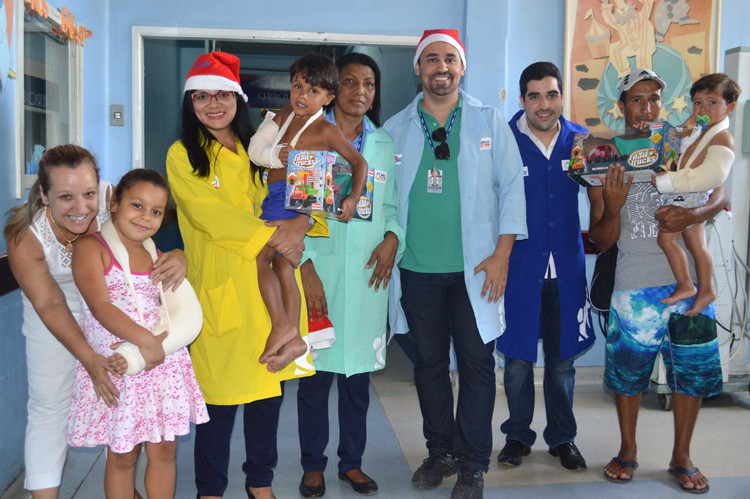 Os voluntários percorreram as enfermarias da Pediatria do HFM, distribuindo presentes para os pacientes (Foto: Divulgação)