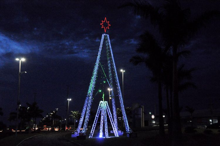 Ornamentação natalina chama atenção na entrada da cidade