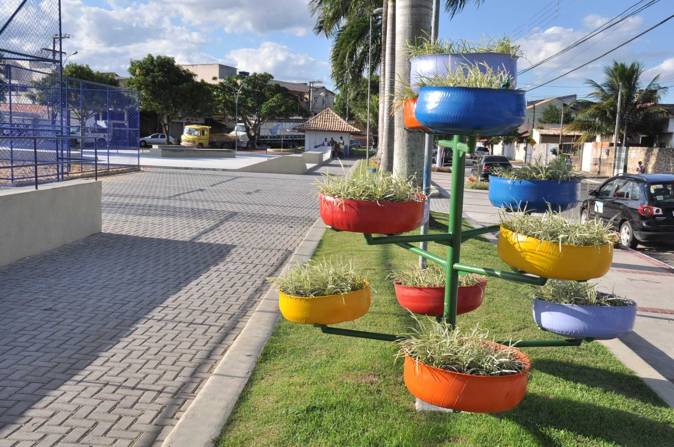 A Praça dos Ciganos também ganhou as novas jardineiras feitas de pneu no projeto paisagístico (Foto: Secom)