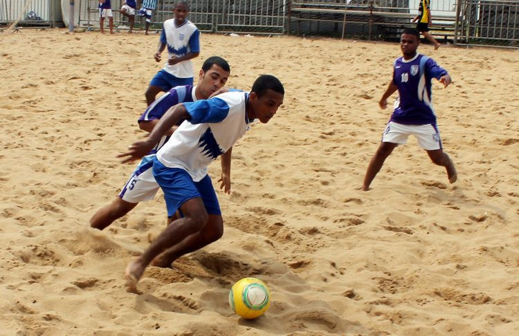 O Campeonato de Futebol de Areia da Praia do Farol chega à terceira semana de jogos na Arena Lagamar (Foto: secom)