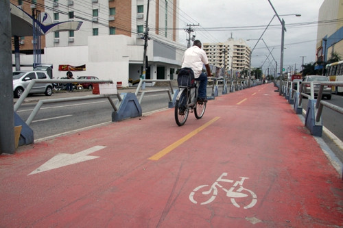 As ciclovias e ciclofaixas são sinalizadas (Foto: Rodolfo Lins)