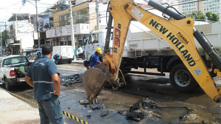 De acordo com o diretor de Planejamento Viário do IMTT, Paulo Dias, a Águas do Paraíba informou que a previsão é que o serviço de reparo da adutora esteja concluído até o final da tarde desta segunda (Foto: Divulgação)