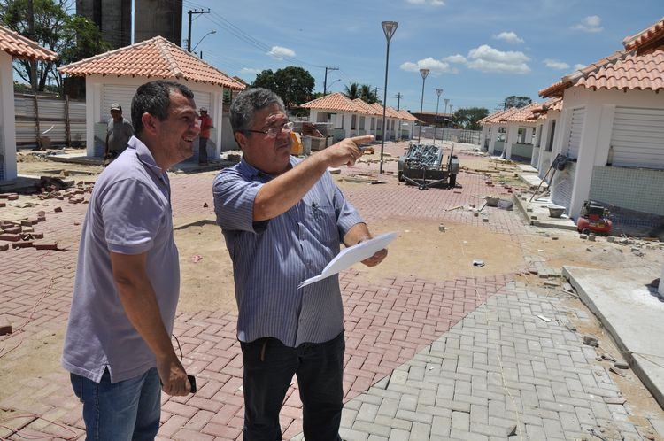 O secretário de Desenvolvimento Econômico e Turismo e presidente da Companhia de Desenvolvimento do Município de Campos (Codemca), Wainer Teixeira, acompanhado do subsecretário de Obras, Urbanismo e Infraestrutura, Cesar Romero, visitou nesta se (Foto: Rodolfo Lins)