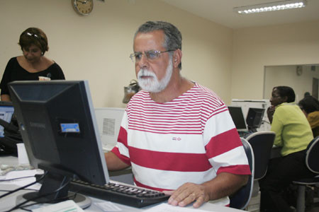 Segundo o gerente do Departamento de Odontologia, Ivan Machado, é necessário levar o documento do Conselho Regional de Odontologia (Foto: Roberto Joia)