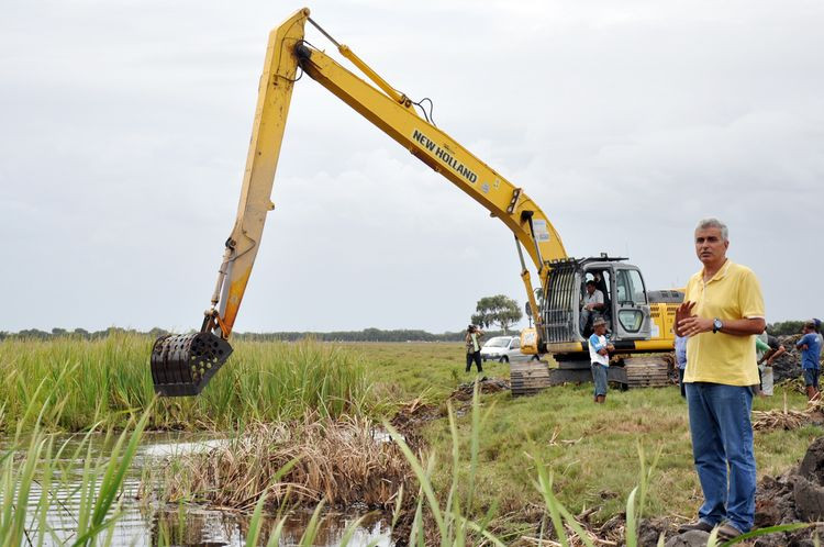 Já realizamos a dragagem em trechos estratégicos de diversos canais, como o Canal Campos-Macaé, Canal de Tocos e inclusive, o Rio da Onça, informa o secretário Eduardo Crespo (Foto: César Ferreira)