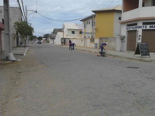 Na Rua Herval Manhães Lima, foram executados serviços de capina, roçada de vegetação, varrição, desobstrução de bueiros, remoção de entulhos e pinturas de postes e meios fios (Foto: Divulgação)