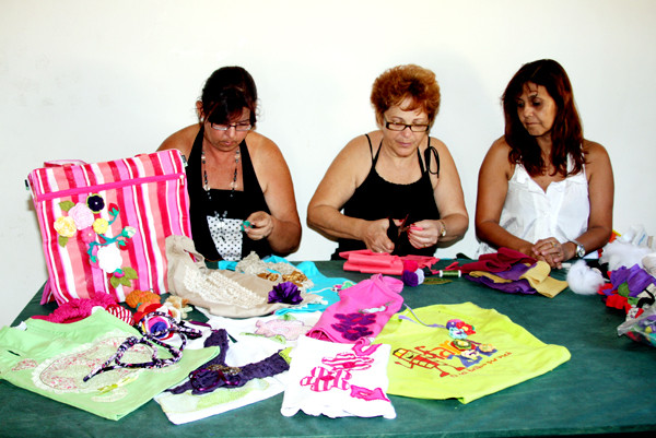Ainda há vagas para quem quer aprender novos cursos, como artesanato e customização (Foto: Roberto Joia)