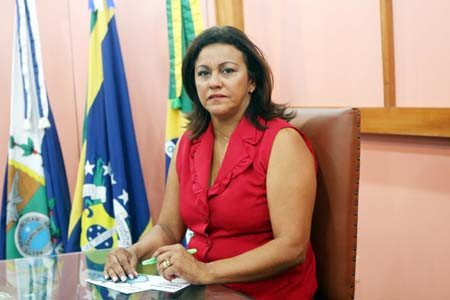 A secretária Rosangela Tavares orienta os consumidores sobre os cuidados que devem ser observados ao adquirir os produtos com descontos (Foto: Antônio Leudo)