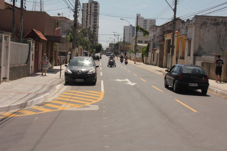 Após a conclusão das obras de drenagem e pavimentação da Rua Carlos de Lacerda, o IMTT implantou a sinalização horizontal e vertical na via de mão dupla (Foto: Secom)