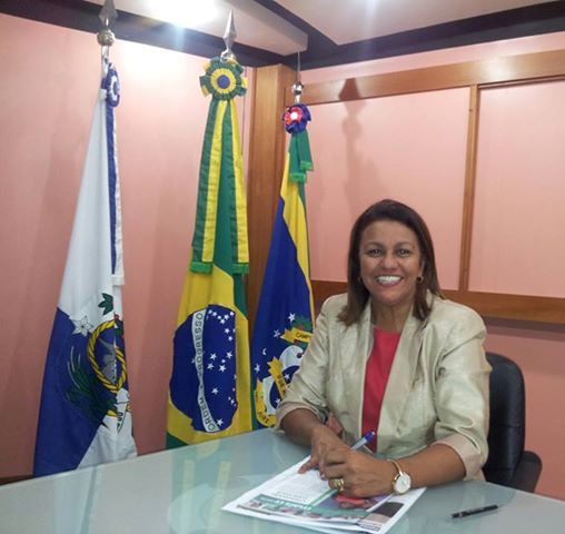 A secretária Rosangela Tavares orienta os consumidores a registrarem suas queixas, primeiro na própria empresa, e posteriormente no Procon-Campos (Foto: Secom)