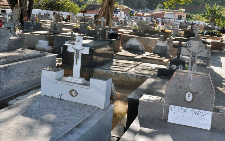 O diretor de Cemitérios da Codemca, Júlio César Xavier, informa que donos de jazigos devem apresentar cópia da carteira de identidade, do CPF, comprovante de residência e o comprovante de perpetuação da sepultura (Foto: Secom)