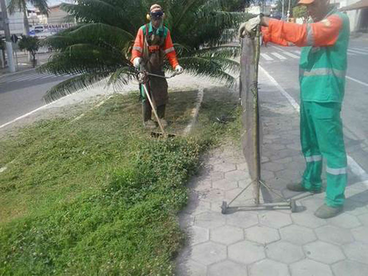 A Avenida Professora Carmem Carneiro, uma das mais movimentadas do Jardim Carioca, cortando outros bairros de Guarus, recebeu as equipes grandes avenidas, da Secretaria de Limpeza Pública Praças e Jardins (Foto: Divulgação)