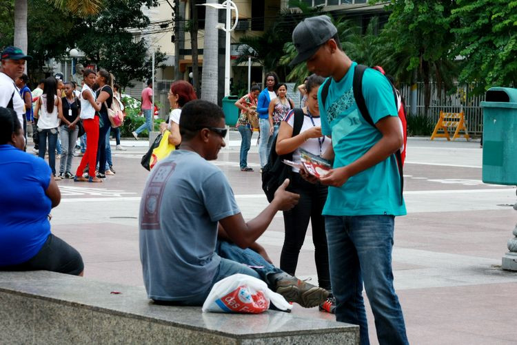 Os Jovens pela Paz realizaram a ação na Praça São Salvador e no Calçadão do Boulevard Francisco de Paula Carneiro, no Centro (Foto: Rodolfo Lins)