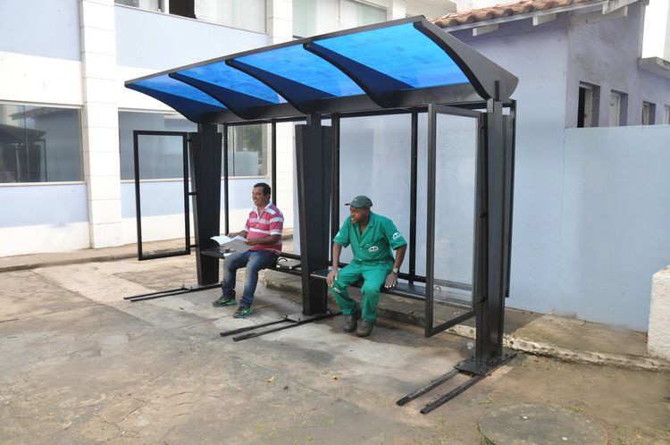 Os novos abrigos são nas cores preto e azul e possuem estrutura de ferro e metalon,  material mais resistente à ação do tempo, com cobertura em policarbonato (Foto: Rodolfo Lins)