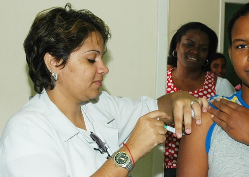 A Prefeitura de Campos vacinou cerca de 50 mil adolescentes contra o HPV desde 2010 (Foto: Secom)