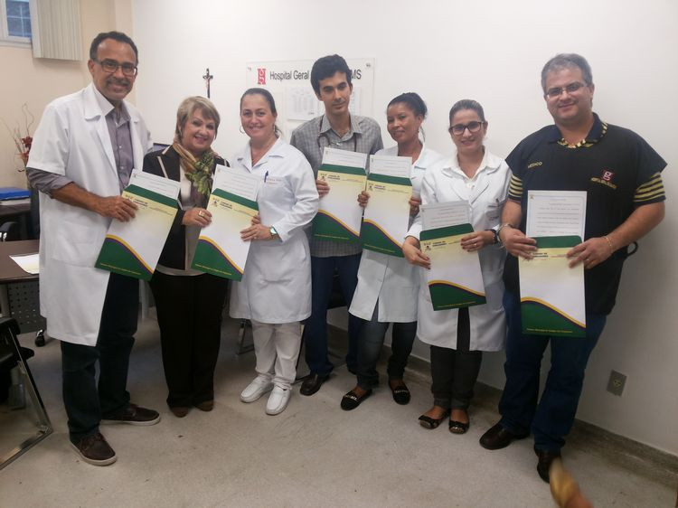 A entrega da moção de aplausos aconteceu na tarde desta quarta-feira, no gabinete da direção do hospital. (Foto: Divulgação)