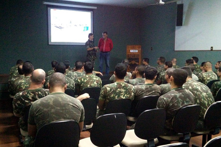 A equipe do Programa de Coleta Seletiva, da Secretaria de Limpeza Pública,orientou os oficiais do Exército sobre coleta seletiva (Foto: Divulgação)