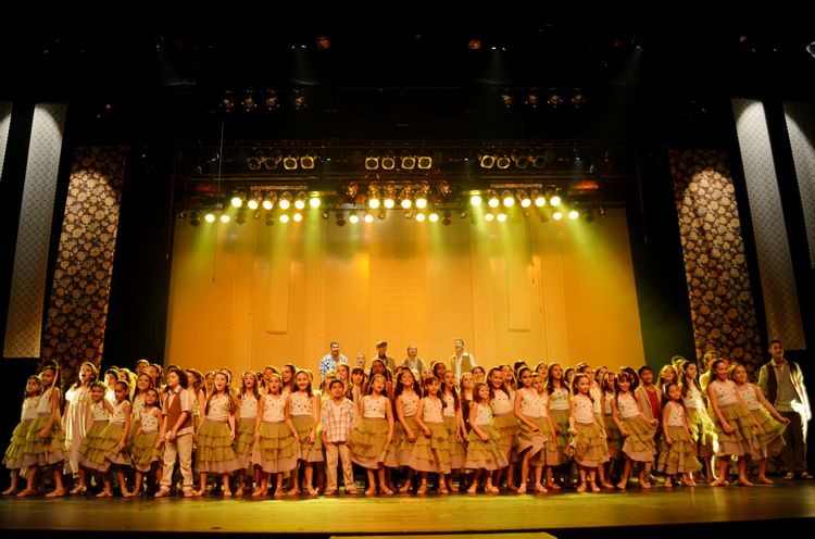 O musical, com mais de 100 atores no elenco, entre crianças, jovens e adulto, será apresentado neste sábado e no domingo, às 20h (Foto: Divulgação)