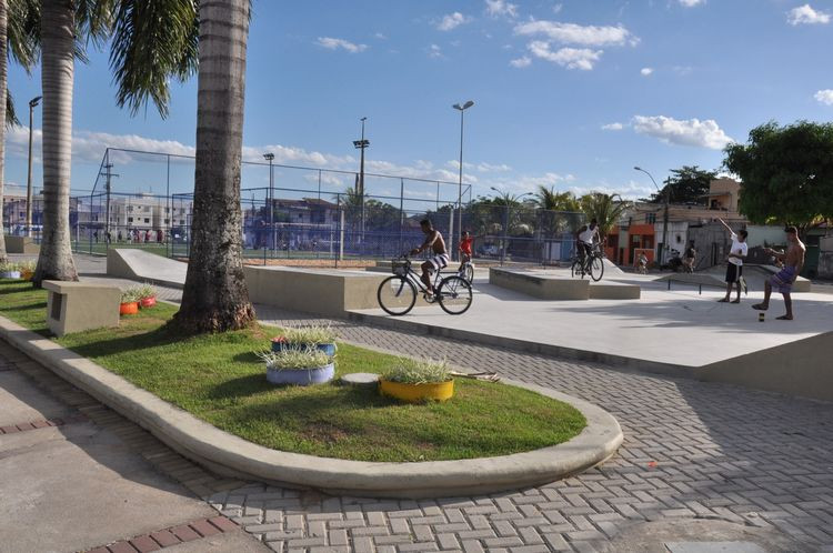 A cada dia a praça atrai mais idosos, adultos, jovens e, principalmente, crianças, que aproveitam a área de lazer a valer (Foto: Secom)