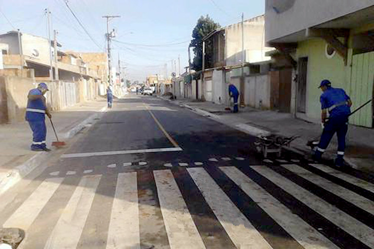 Estão sendo realizados serviços de capina, varrição, roçada, desobstrução de bueiros, remoção de entulhos e pintura de meio fio (Foto: Divulgação)