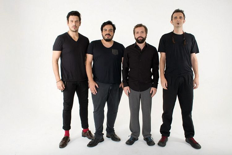 Os atores Gregório Duvivier, João Vicente de Castro, Luís Lobianco e Marcio Ballas, sucesso no Porta dos Fundos, apresentam a comédia ?Portátil? (Foto: Divulgação)