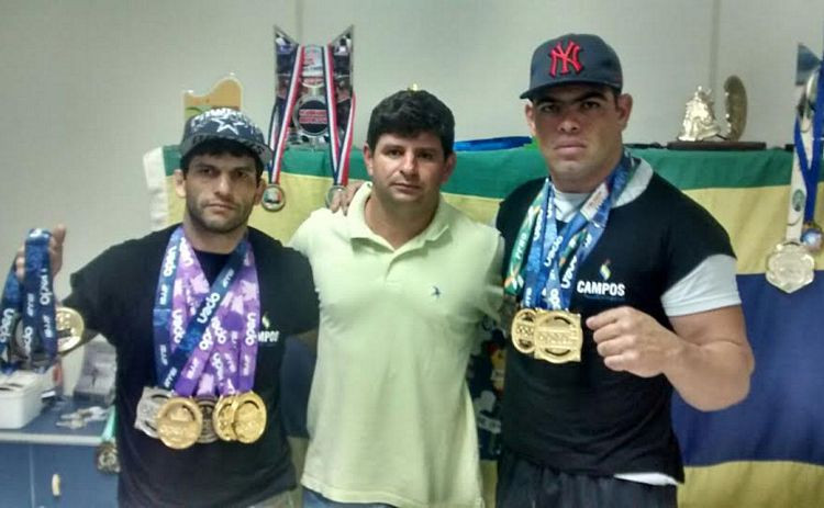 Dois lutadores de Campos, ambos da Nova União, beneficiados pelo Programa Bolsa Atleta, da Superintendência da Fundação Municipal de Esportes, se destacaram no último final de semana, na disputa do Curitiba International Open 2015 (Foto: Divulgação)
