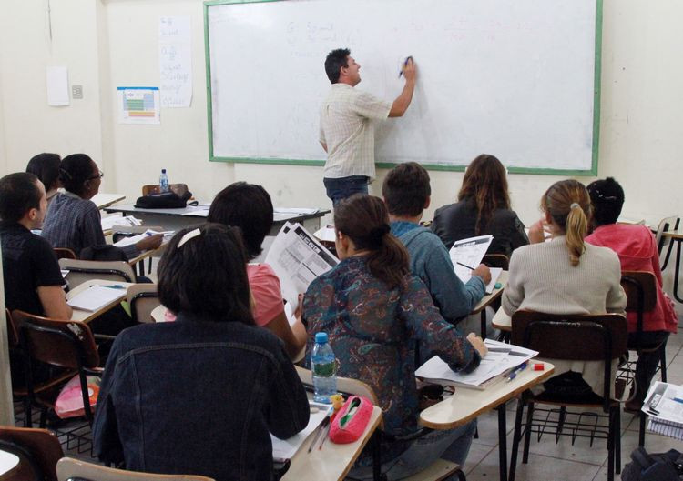 Cerca de 300 alunos das duas turmas do Pré-Vestibular da Superintendência da Igualdade Racial estão se preparando para o Exame Nacional do Ensino Médio (Foto: Rodolfo Lins)