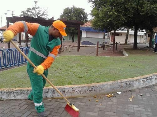 A varrição é um dos serviços realizados pelas equipes de limpeza pública (Foto: Divulgação)